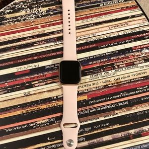 Apple Watch SE rose gold with pink band